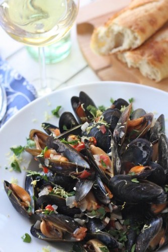 Mussels in white wine sauce with baguette
